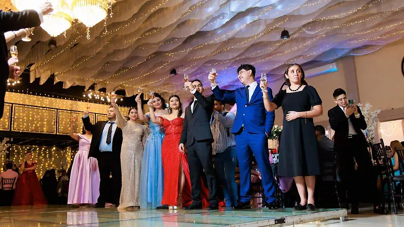 La generación realizó el tradicional brindis grupal